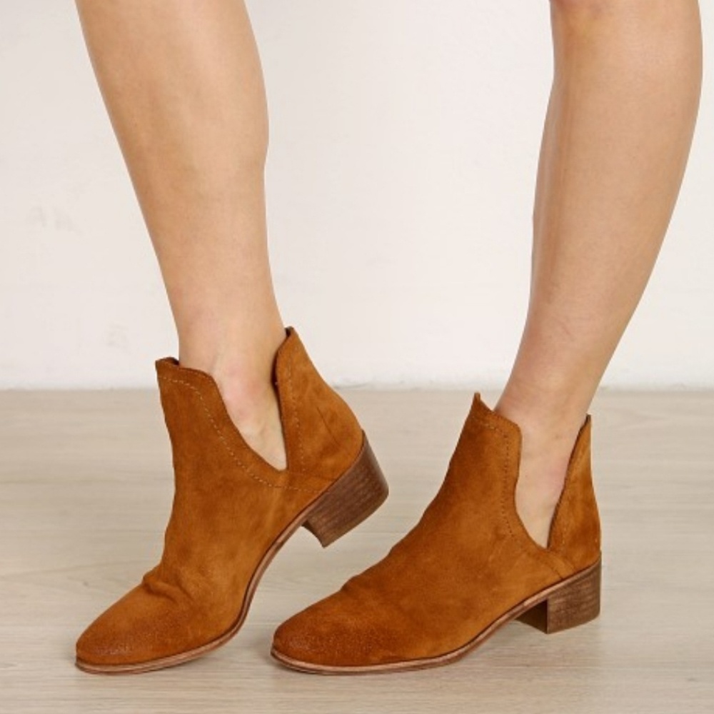 Pronto Ankle Bootie by Matisse